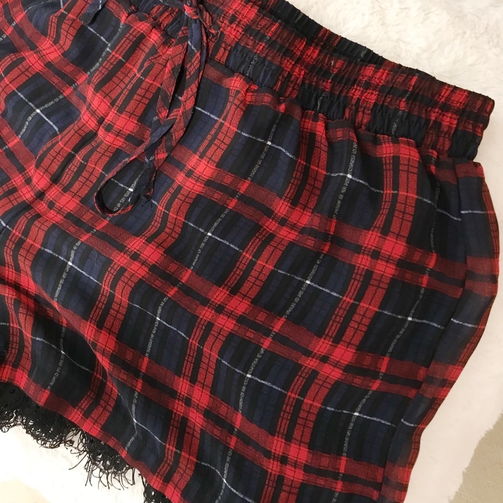 Red plaid shorts ❤️🖤